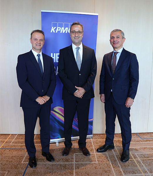 KPMG Türkiye Ülke Başkanı Murat Alsan, KPMG Türkiye Yönetim Danışmanlığı Bölüm Başkanı Uğur Karakaya ile KPMG Almanya Danışmanlık Bölüm Başkanı ve EMA Bölgesi Danışmanlık Hizmetleri Lideri Ionnis Tsavlakidis