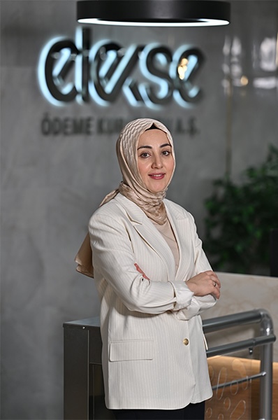 Elekse Elektronik Para ve Ödeme Kuruluşu A.Ş. Genel Müdürü Ayşegül Güvenç “Aylık ortalama 700.000 müşteriye yüz yüze hizmet veriyoruz. EsnekPos markamız ile ise aylık bir milyonu aşkın ödeme işlemine aracılık ediyor, 5 milyar TL’lik işlem hacmine ulaşıyoruz.”